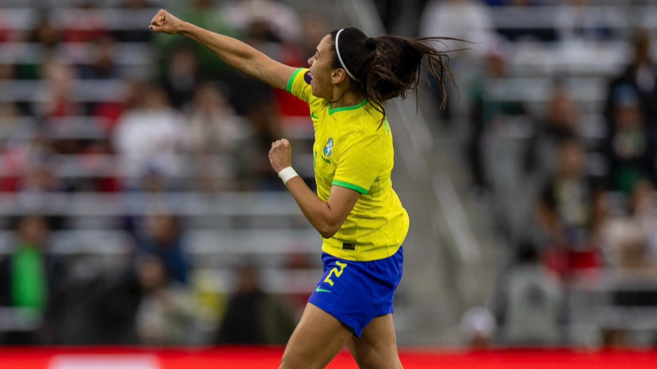 Antônia comemorando gol em Brasil x México (foto: Leandro Lopes / CBF)