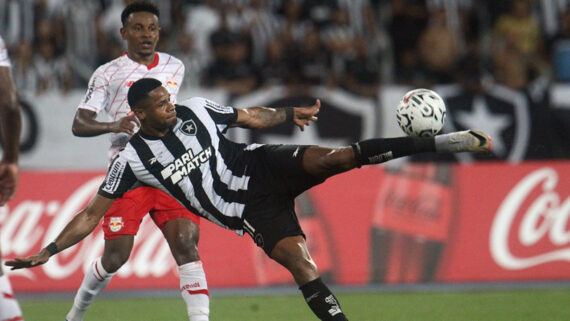 Júnior Santos dando voleio (foto: Vitor Silva/Botafogo)