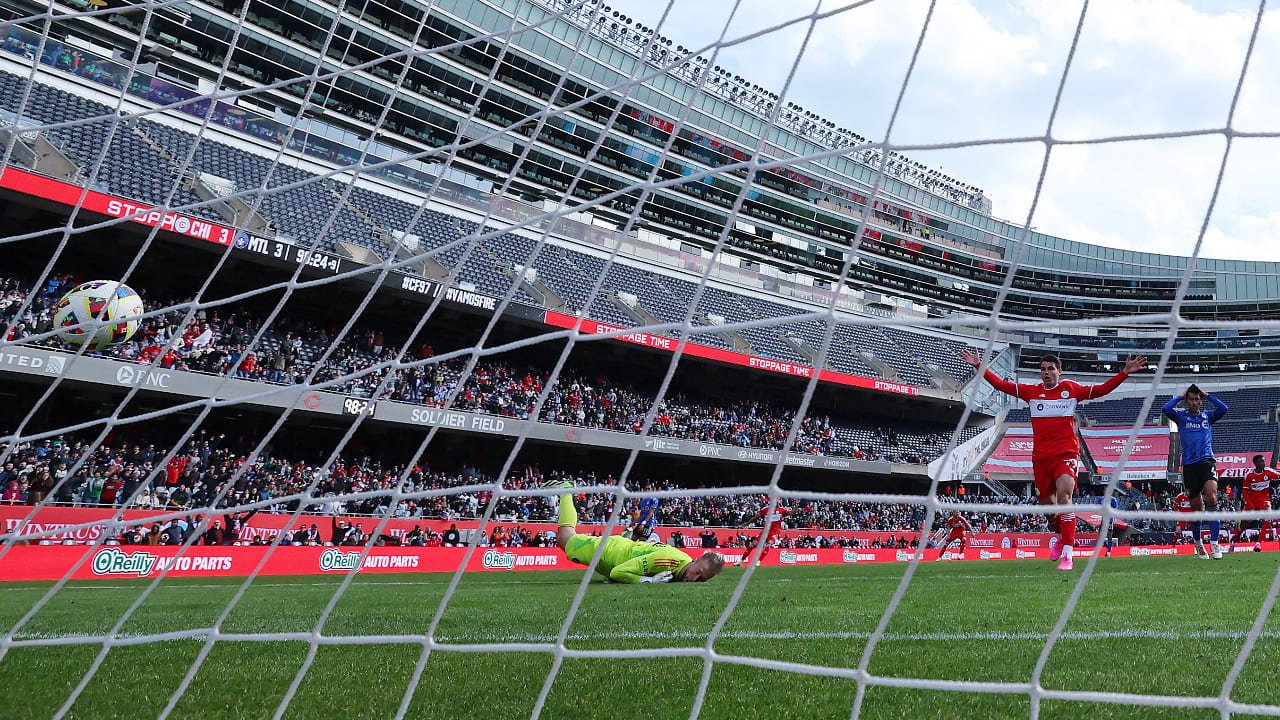 Goleiro do Montreal tomando um gol do meio-campo (foto: Michael Reaves / GETTY IMAGES NORTH AMERICA / Getty Images via AFP)