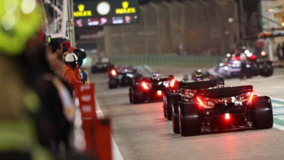 Carros da Fórmula 1 na corrida de estreia (foto: ALI HAIDER / POOL / AFP)