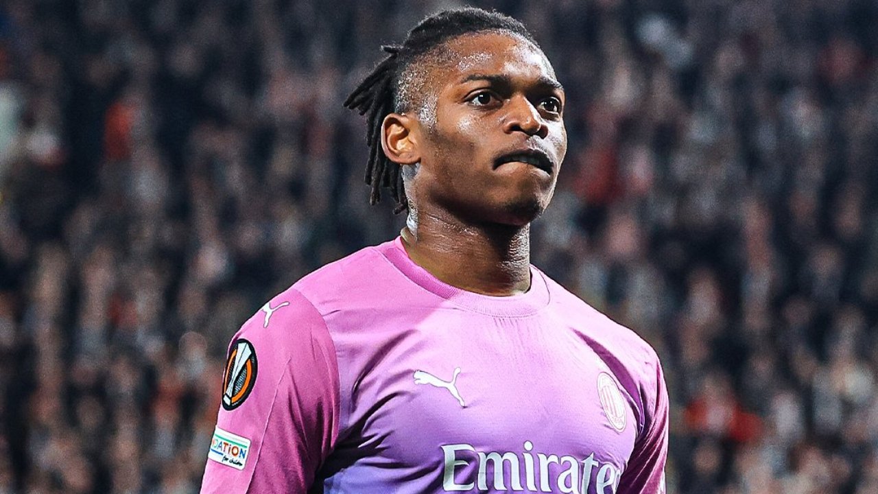 Rafael Leão com a camisa do Milan (foto: Reprodução Twitter do Milan)