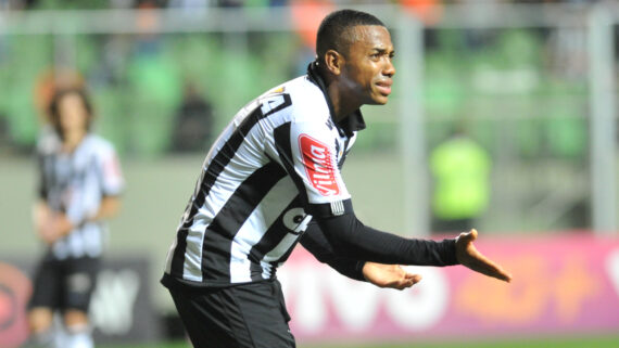 Robinho com a camisa do Atlético (foto: Juarez Rodrigues/EM/D.A Press)