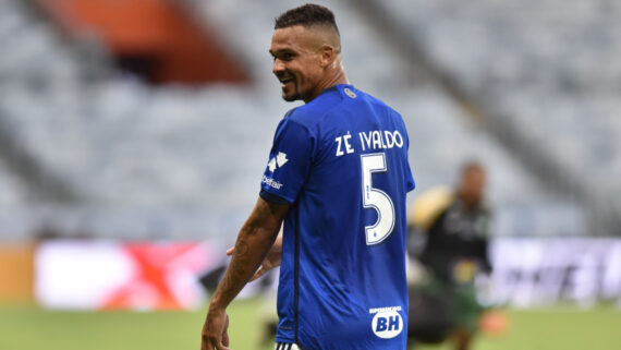 Zé Ivaldo participou do primeiro gol do Cruzeiro sobre o Uberlândia (foto: Ramon Lisboa/EM/DA.Press)
