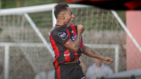 Ex-América, Matheus Gonçalves marcou dois gols em Vitória x Bahia (foto: Victor Ferreira)