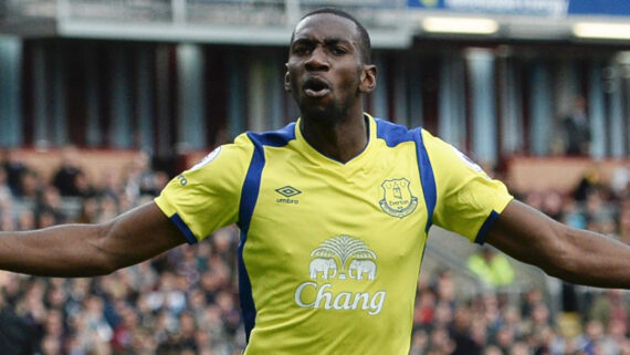 Bolasie pelo Everton, clube da Premier League (foto: AFP / OLI SCARFF)