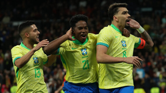Lucas Paquetá, Endrick e Yan Couto em Brasil x Espanha (foto: Pierre-Philippe MARCOU / AFP)