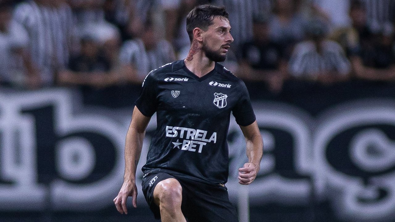 Jogador do Ceará em campo (foto: Felipe Santos/Ceará SC)