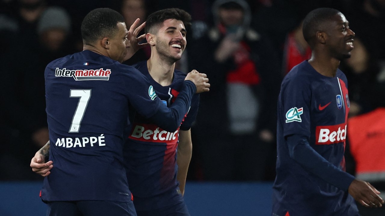 Beraldo comemorando gol com Mbappé (foto: FRANCK FIFE / AFP)