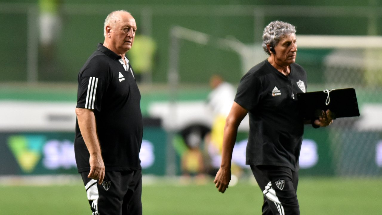 Luiz Felipe Scolari e Carlos Pracidelli caminhando pelo Independência (foto: Ramon Lisboa/EM/D.A Press)