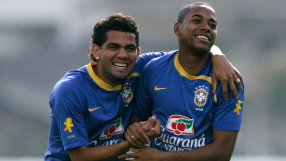 Daniel Alves e Robinho pela Seleção Brasileira com a camisa de treino do Brasil (foto: REUTERS/Bruno Domingos)
