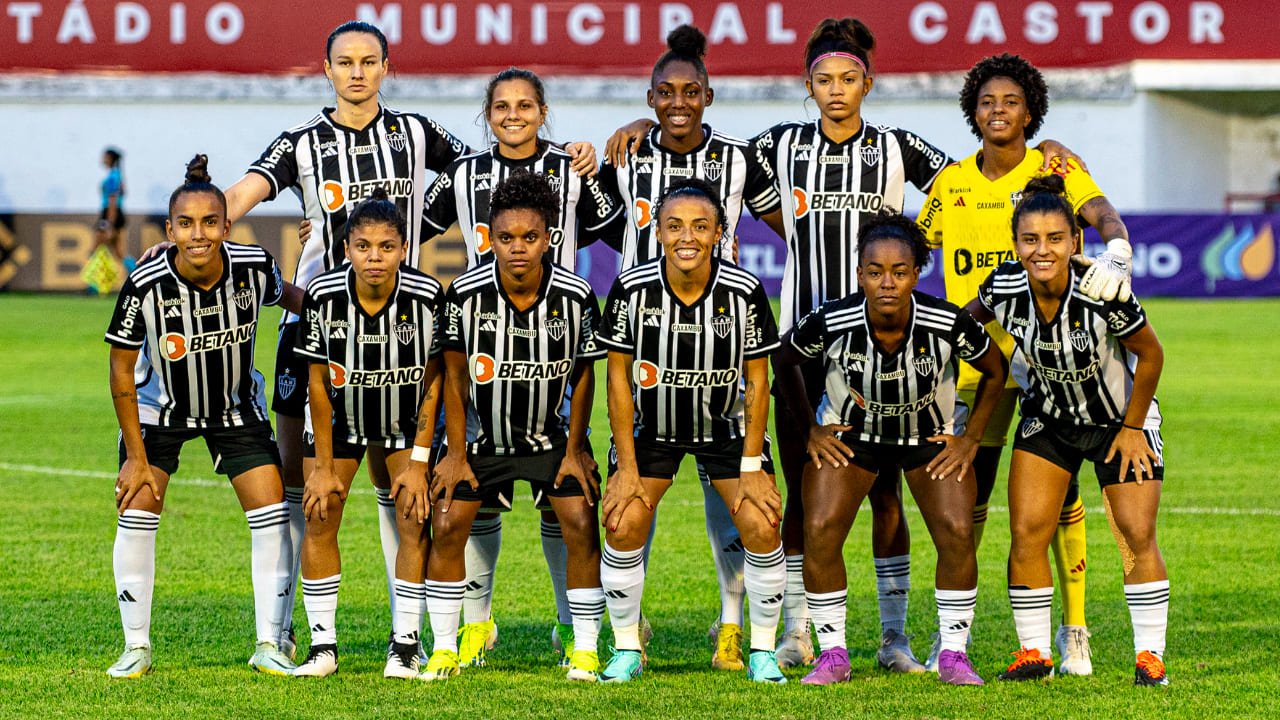Time feminino do Atlético perfilado antes do jogo com o Flamengo (foto: Ale Torres / Staff Images Woman / CBF)