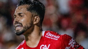 Alesson marcou o gol da vitória do Vila Nova sobre o Goiás  - Crédito: 