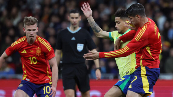 Seleção Brasileira e Espanha jogando (foto: Pierre-Philippe MARCOU / AFP)