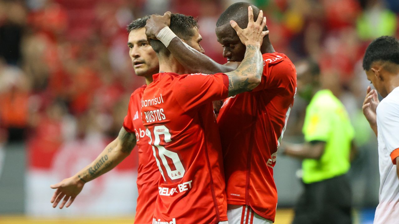 Valencia comemorando gol (foto: Flickr do Internacional)