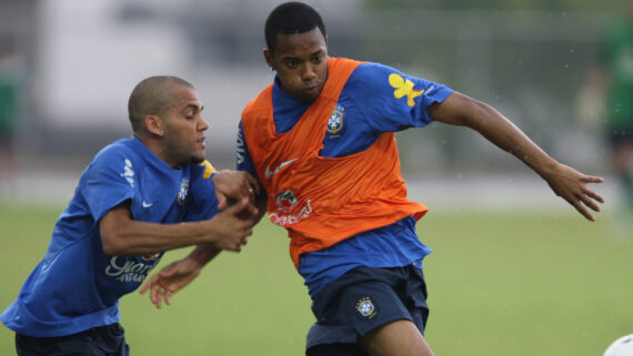 Daniel Alves e Robinho pela Seleção Brasileira (foto: AFP PHOTO/VANDERLEI ALMEIDA)