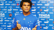 Camilo com a camisa do Cruzeiro (foto: Paulo Filgueiras/Estado de Minas)