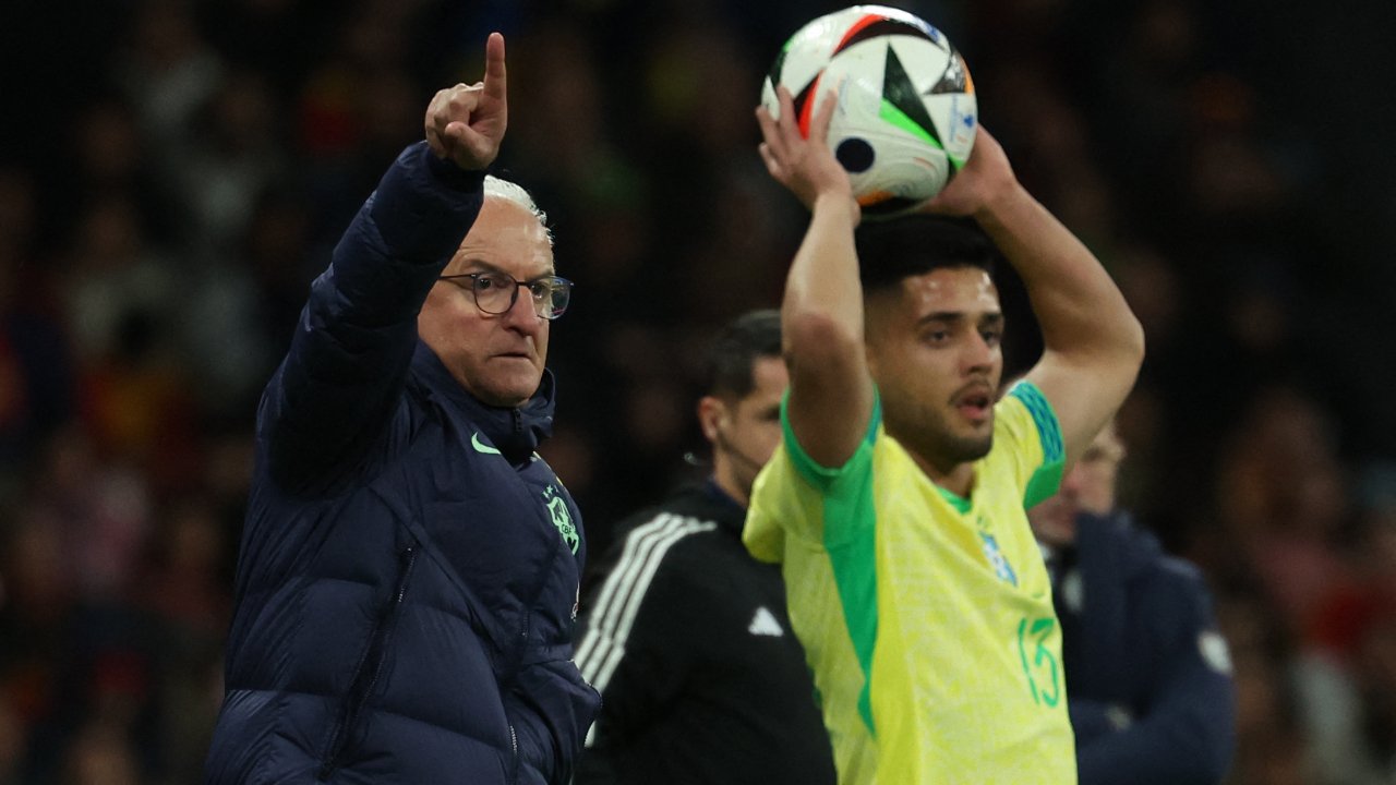 Dorival Júnior pela Seleção (foto: Pierre-Philippe MARCOU / AFP)
