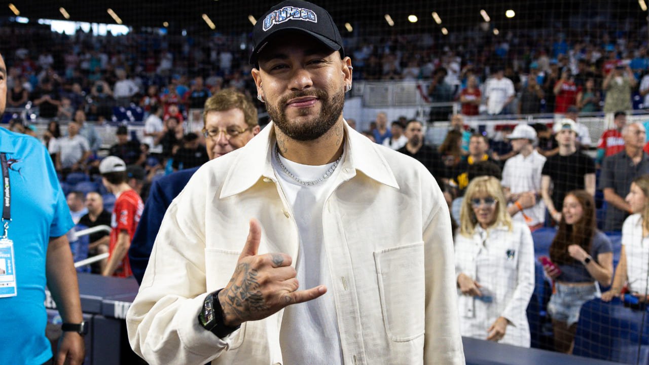 Neymar em jogo de beisebol (foto: BRENNAN ASPLEN / GETTY IMAGES NORTH AMERICA / GETTY IMAGES VIA AFP)