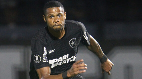 Júnior Santos comemorando gol contra o Bragantino (foto: Vitor Silva/Botafogo.)