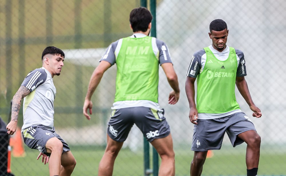 Isaac e Alisson Santana durante treino do Atlético na Cidade do Galo (4/3) (foto: Pedro Souza/Atlético)