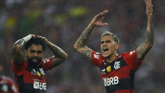Gabriel Barbosa (E) e Pedro (D) (foto: AFP)