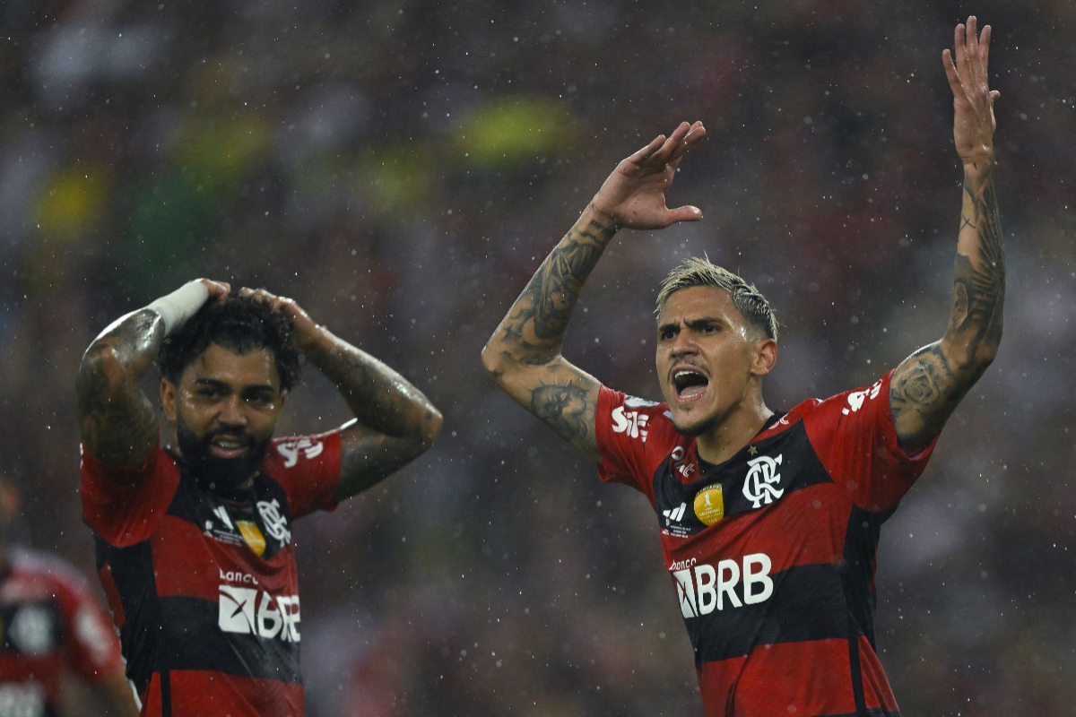 Gabriel Barbosa (E) e Pedro (D) - (foto: AFP)