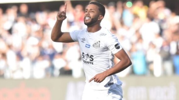 Jorge com a camisa do Santos (foto: Raul Baretta/ Santos FC)