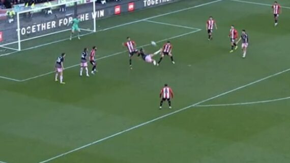 Rodrigo Muniz fez belo gol de voleio pelo Fulham (foto: Reprodução/ESPN)