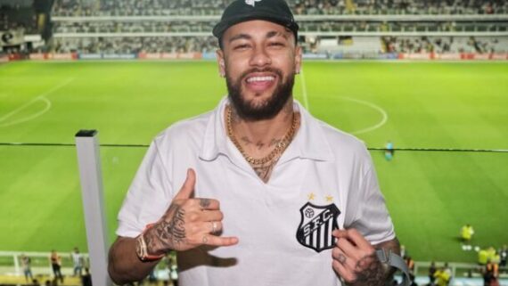 Neymar posa para foto na Vila Belmiro (foto: Ricardo Saibun/Santos FC)