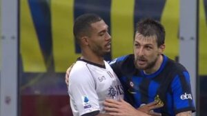 Acerbi (direita), zagueiro da Inter de Milão, foi absolvido de acusação de racismo feita pelo defensor brasileiro Juan Jesus (esquerda), do Napoli - Crédito: 