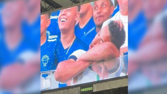 Torcedor do Cruzeiro dormindo em jogo contra Uberlândia (foto: Reprodução/ Redes sociais)