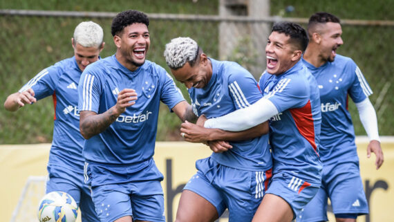 Jogadores do Cruzeiro se abraçam em treino (foto: Gustavo Aleixo/Cruzeiro)