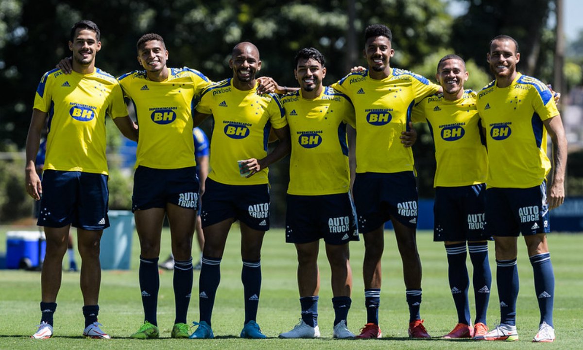 Jogadores do Cruzeiro em treino na Toca da Raposa 2, em 2022 (foto: Gustavo Aleixo/Cruzeiro)