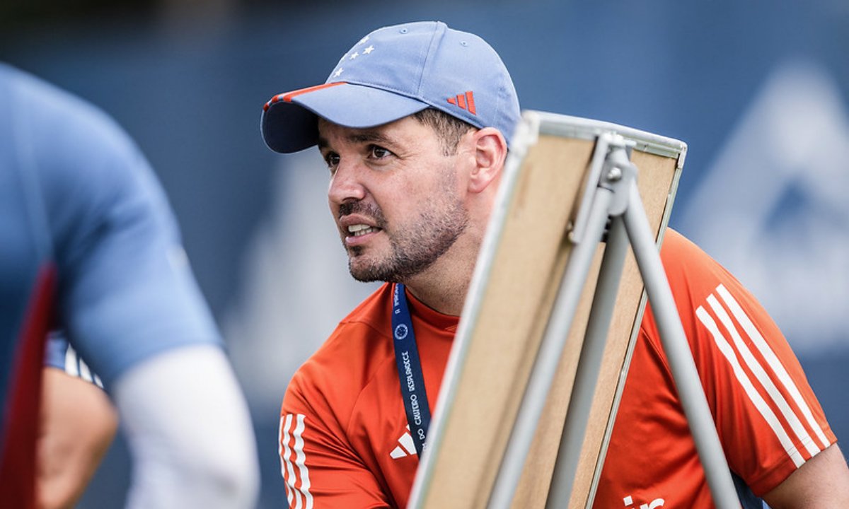 Nicolás Larcamón explica tática em treino do Cruzeiro (foto: Gustavo Aleixo/Cruzeiro)