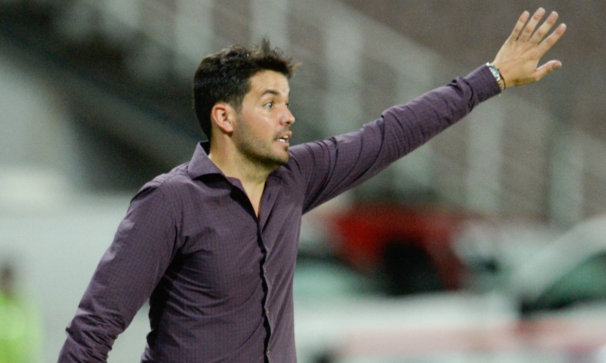 Nicolás Larcamón comandando o Anzoátegui contra o Huracan em 2017 (foto: Federico Parra/AFP)