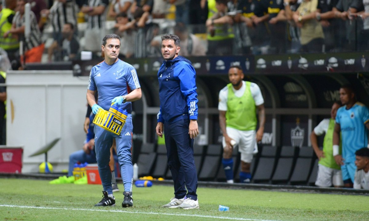 Nico Larcamón à beira do gramado da Arena MRV (foto: Alexandre Guzanshe/EM/D.A.Press)
