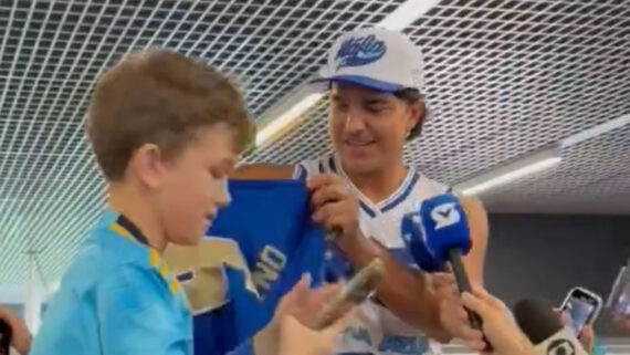 Marcelo Moreno em desembarque no aeroporto (foto: Reprodução)