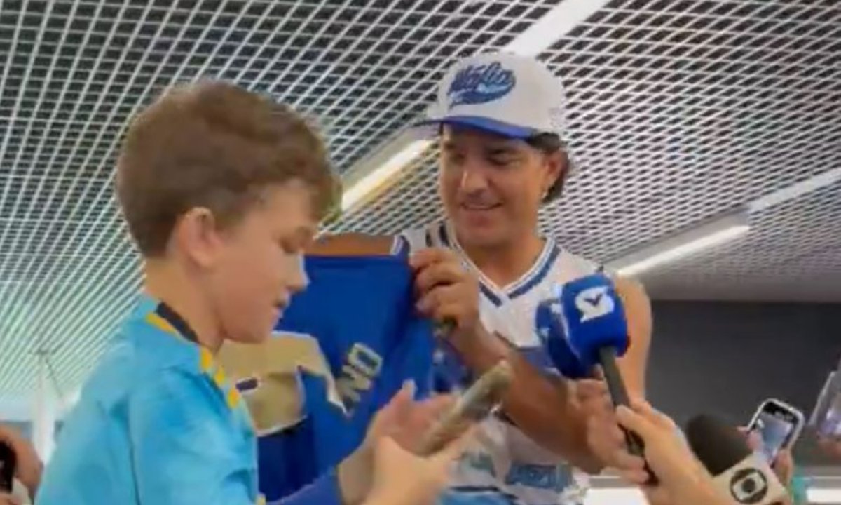 Marcelo Moreno em desembarque no aeroporto (foto: Reprodução)