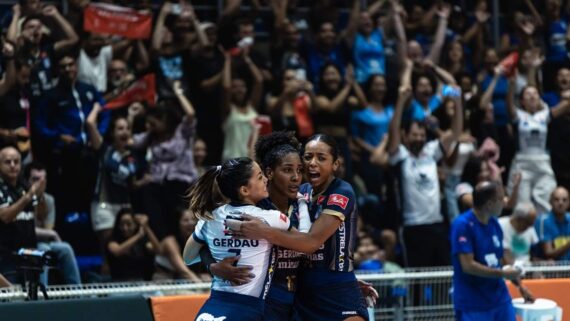 Equipe do Minas comemora mais uma vitória na Superliga Feminina de Vôlei (foto: Minas Tênis Clube/Divulgação)