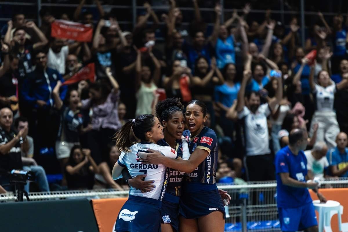 Equipe do Minas comemora mais uma vitória na Superliga Feminina de Vôlei (foto: Minas Tênis Clube/Divulgação)