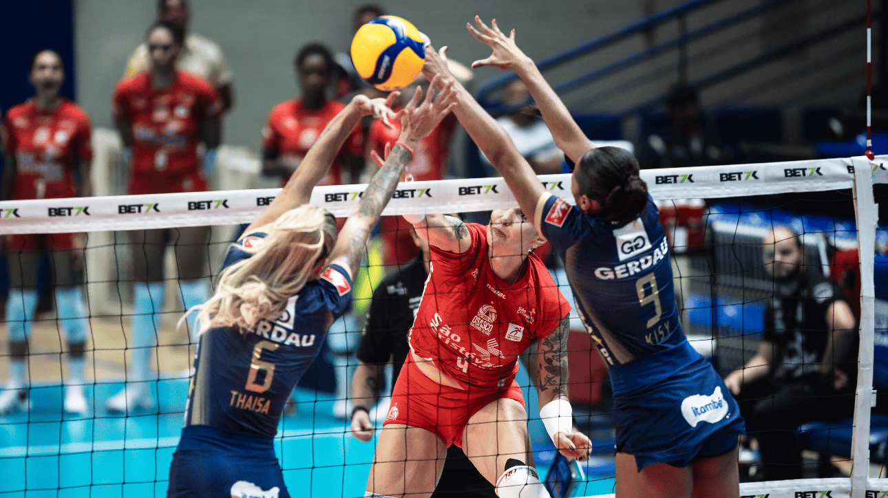 Jogadoras de vôlei de Minas e Osasco (foto: Hedgard Moraes/Minas Tênis Clube)
