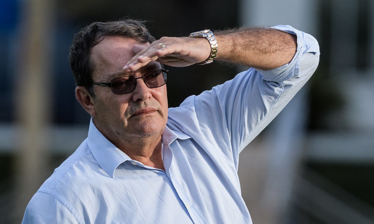 Pedro Lourenço assiste à treino do Cruzeiro (foto: Gustavo Aleixo/Cruzeiro)