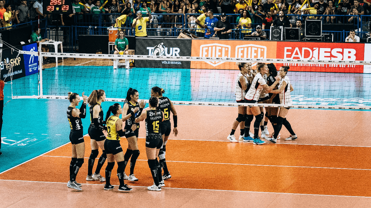 Partida entre Praia Clube e Flamengo, pela 20ª rodada da Superliga Feminina (foto: Eliezer Esportes/Praia Clube)