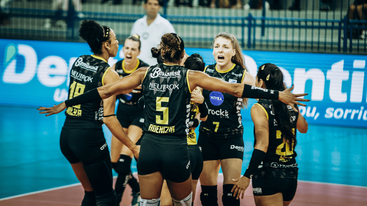 Jogadoras de vôlei do Praia Clube comemorando ponto (foto: Eliezer Esportes/Praia Clube)