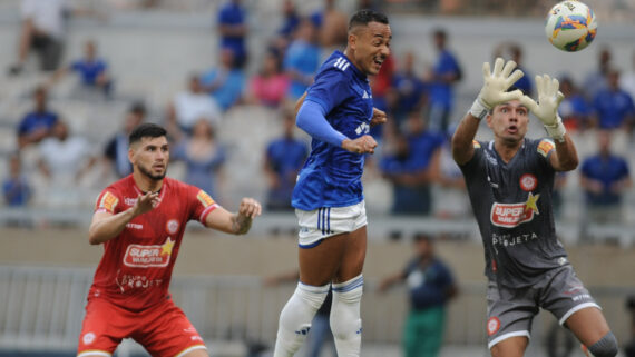 Rafael Elias em disputa de bola (foto: Alexandre Guzanshe/EM/D.A.Press)