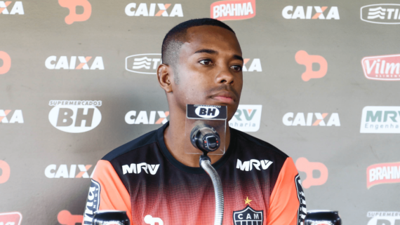 Robinho dando entrevista coletiva quando atuava no Atlético (foto: Bruno Cantini)