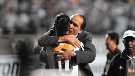 Ronaldinho Gaúcho, ex-jogador, e Alexandre Kalil, ex-presidente do Atlético, se abraçando (foto: Alexandre Guzanshe/EM/D.A Press)