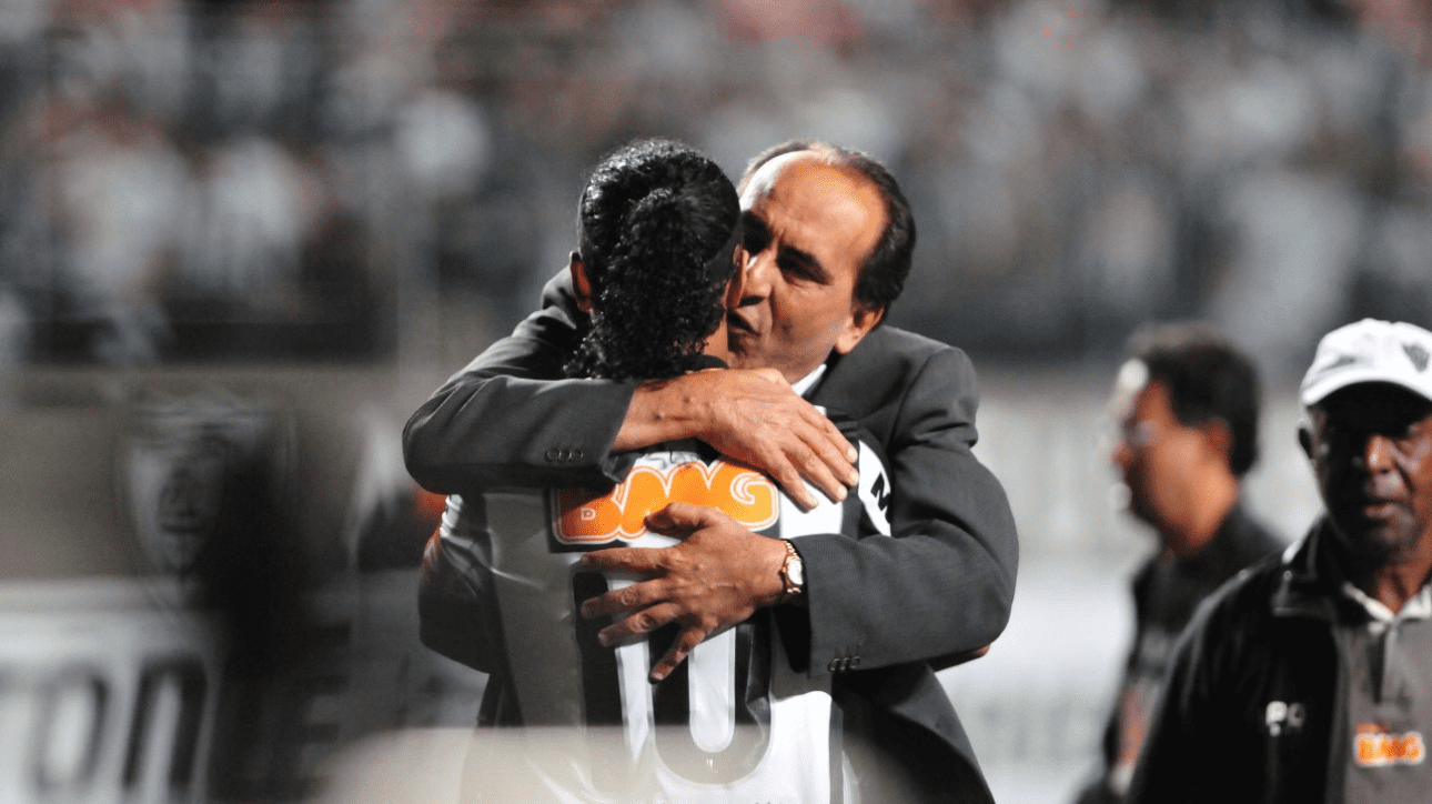 Ronaldinho Gaúcho, ex-jogador, e Alexandre Kalil, ex-presidente do Atlético, se abraçando (foto: Alexandre Guzanshe/EM/D.A Press)