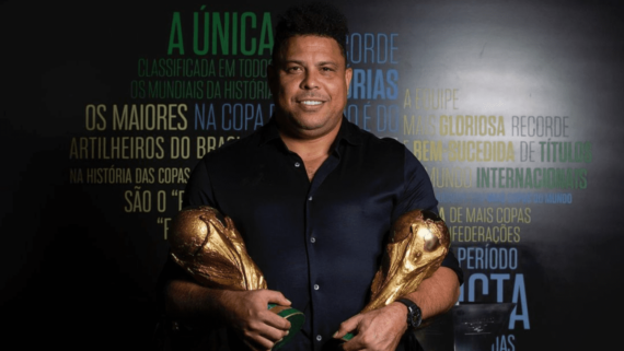 Ronaldo com taças da Copa do Mundo (foto: Reprodução Instagram)