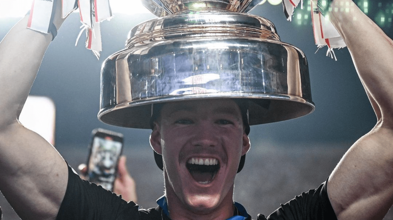 Young Moraes, goleiro do São Paulo, com taça da Copa do Brasil (foto: Reprodução/Instagram)